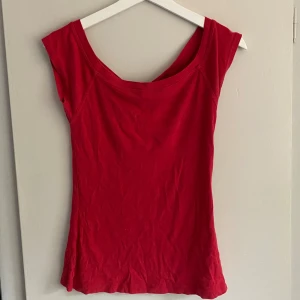 Röd tröja - Skriv vid frågor eller för fler bilder!