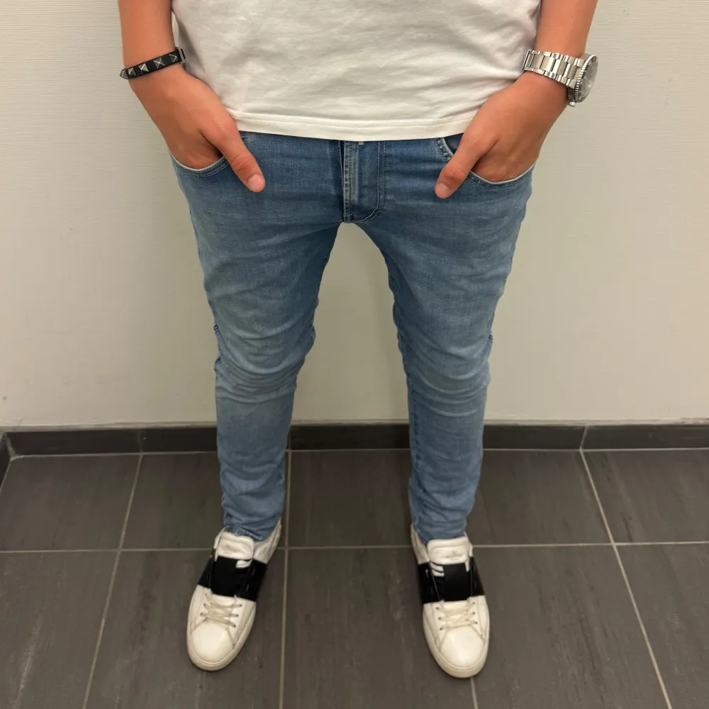 // Replay anbass jeans | Grymt skick | Nypris runt 2000 | Storlek W32 / L30 | Kontakta för fler frågor eller funderingar // Deluxe Closet. Jeans & Byxor.