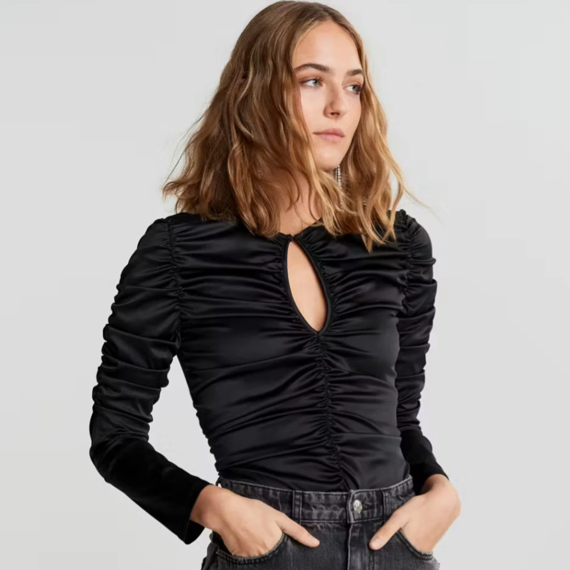 Svart satinblus med rynkdetaljer - 90