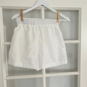 Satin shorts - Satinshorts från Shein, kan användas som pyjamas, aldrig använda, storlek S, hör av er vid frågor eller intresse!🩷 30kr