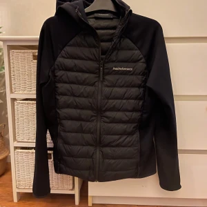 Peak performance jacka - Säljer min peak jacka lik Cardigans då den aldrig används, jackan är som ny och har inga skador alls nypris ligger på 2400kr, storlek M