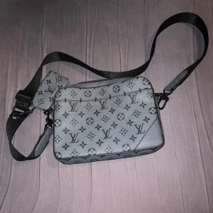 Lv väska  - Helt ny väska, säljer den på grund av ingen användning. Pris kan diskuteras och för mer bilder hör av er.