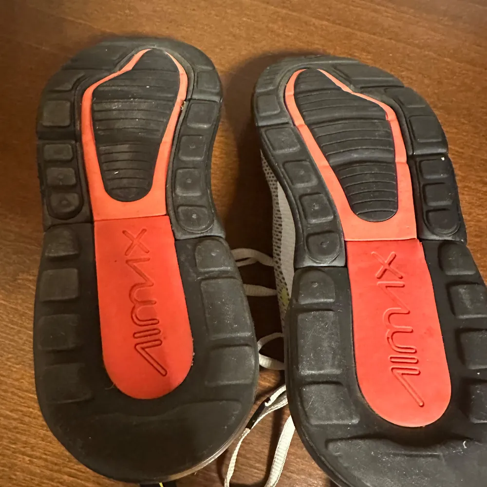Säljer ett par Nike air max 270s som är äkta. Jag har använt dessa ett par gånger när jag var yngre. Dessa skor är till barn som har storlek 35. Jag har rengjort dem och de är helt fräscha bara lite smutsiga utanför annars de är helt perfekta! . Kengät.