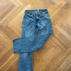 Weekday arrow jeans - Säljer jätte snygga arrow jeans ifrån weekday då dom tyvärr blivit för små. Kan diskutera pris, nypris 500! 🫶🫶 Har inte använts mycket alls! 🤗
