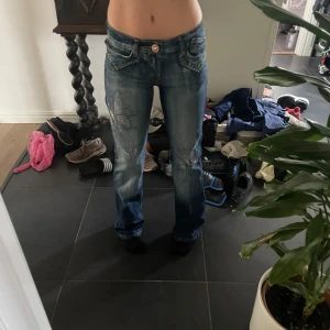 Jeans  - Säljer mina knappt använda jeans från Tyskland med cool design 