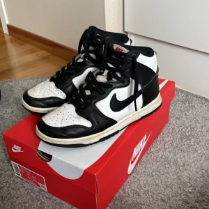 High panda dunks - Jättefina panda dunks, man ser att dem är använda men är fortfarande i ett väldigt bra skick 7/10. Skriv för fler bilder 