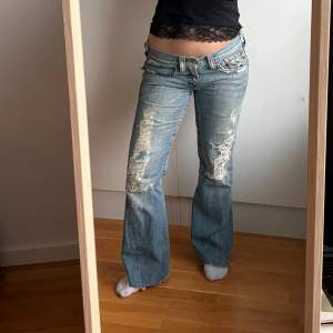 Jätte snygga True Religion Jeans. Säljer ändast pga att jag har för mycket kläder. Mycket bra skick! Midjemått 43cm rakt över, 86cm runt omkring. Innerbenslängd 75cm. Som referens är jag 165cm lång! Jag kunde inte se storlek men skulle siga 38💗