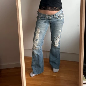 True Religion lowaist - Jätte snygga True Religion Jeans. Säljer ändast pga att jag har för mycket kläder. Mycket bra skick! Midjemått 43cm rakt över, 86cm runt omkring. Innerbenslängd 75cm. Som referens är jag 165cm lång! Jag kunde inte se storlek men skulle siga 38💗