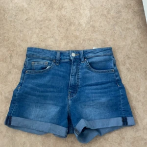 jeans shorts - Storlek S. Har använts 2-3 gånger och är i fint skick. De är högmidjade. Perfekt och simpelt till sommaren 🤩