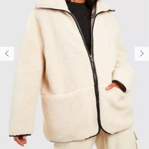 Höst/ vinter jacka - Säljer en jacka som är helt ny då jag glömde lämna tillbaka! Funkar till både höst och vinter 