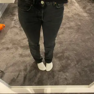 Gråa svarta jeans från Zara💞 använd fåtal gånger. Nypris 359kr💞