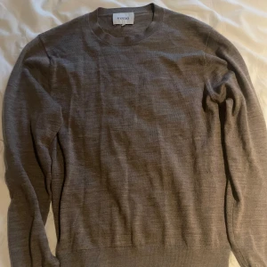 Sandö sweatshirt - Säljer denna feta Sandö sweatshirt, 100% ull, storlek S men passar också M. Skick 9/10 inga defekter eller hål. Bara skriva privat för fler bilder eller frågor. Ny  pris 1099 kr
