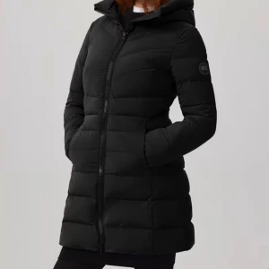 Canada goose  (black label) dam jacka  - • äkta canada goose ( black label)  • använd vintern 2023 men är i bra skick  • storlek S, sitter figursytt på kroppen men man får plats med en hoodie under. Bara att skriva så kan jag skicka bilder hur den ser ut på osv.  