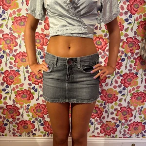 Low waist jeans kjol - Säljer denna super snygga jeans kjol😇😇