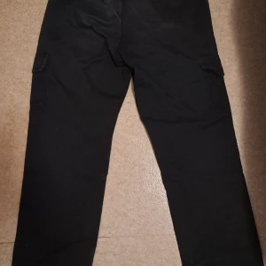 Dickies cargo - Bra skick den enda defekten ser man på sista bilden. Skriv gärna innan ni köper.  Mått: Längd: 103cm Midja: 44cm