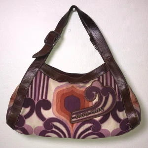 Miu Miu handbag - Jättefin äkta Miu Miu axelväska i snyggt mönster och brunt läder. Perfekt everyday bag då den är mellanstor i strl. I mycket! bra skick! 