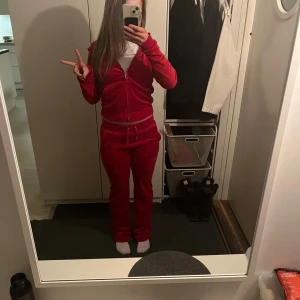 Rött juicy sett - Jag säljer mitt röda juicy sett för jag inte känner att det är min stil. Jag är ca 160 och längden i byxorna är perfekt. Köp hela settet för 900 eller en del för sig för 600. Hör av er om ni vill ha fler bilder och mer info!Obs: överdelen är strl xs men byxorna strl xxs. 