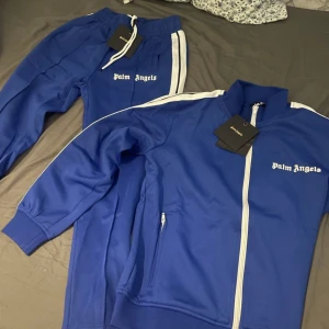 Palm Angels Dress (ny) - Hej! Säljer denna nya och fräscha Dressen, den är endast öppnad och på testad och passade tyvärr inte min stil. Köpt för 5299 kr från Vestiaire, hör av er vid intresse! Storlek M och priset är klart! 😊 