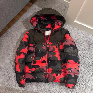 Moncler Eymeric Jacket - Moncler Eymeric, Cond 9/10 endast ett hål i innerfickan, Size 3 Fits M/L, Tveka inte på o skicka ett dm vid frågor eller liknande🤝
