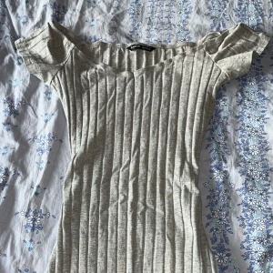 Grå ribbad klänning  - Snygg grå ribbad klänning från SHEIN med korta ärmar 