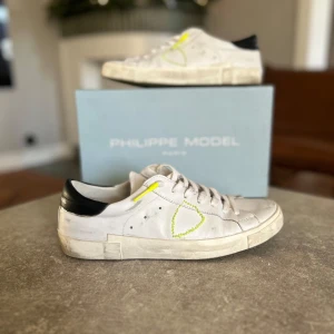 Philippe model - Ett par riktigt schyssta Philippe model i en sjuk color way🌻| skick-7/10✅| Det som drar ner de är två jack under skorna men det påverkar absolut ingenting när du går|  PRISET ÄR HUGGET I STEN OCH GÅR INTE ATT DISKUTERAS| Box tillkommer vid köp| Hör av er vid fler funderingar☁️