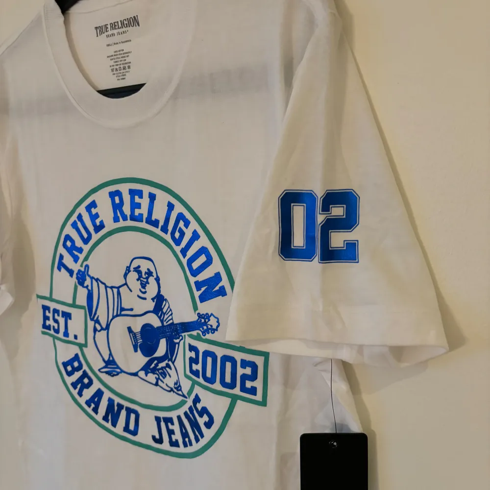 Skitsnygg t-shirt från True Religion med blå/grönt tryck. Helt ny med tag! 💙💚. T-paidat.