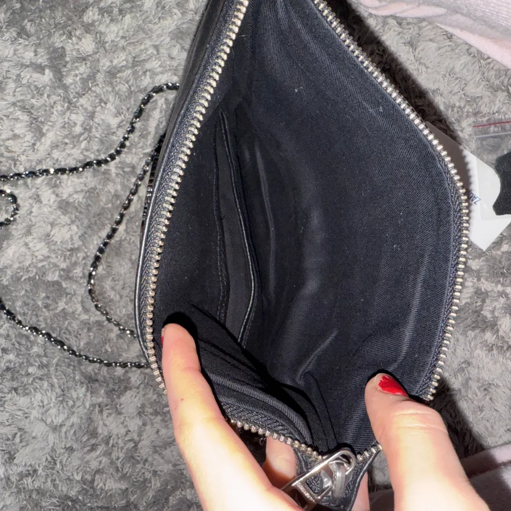 Äkta Zadig väska i perfekt skick med 4 fack, 100% läder. Väskan har 2 axelremsor som går att ha över axeln, kors över eller som en clutch. Fick väskan i julklapp för ung 2 år sedan men användt fåtal gånger, nu dags för att säljas. Nypris: 4000kr 🖤🩶. Laukut & Käsilaukut.