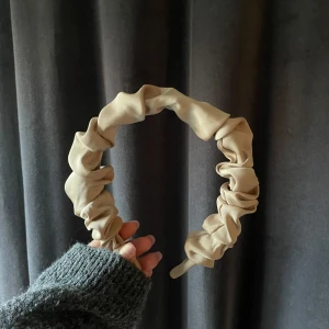Beige diadem - Superfint beige diadem från Åhléns✨Jätte fint skick!