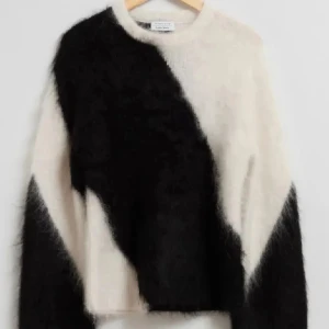 Other Stories mohair tröja - Populär mohair tröja från Other Stories i superbra skick! Nypris 1400 kr, tröjan går ej att köpa längre. Storlek M men sitter som en S, skriv för fler bilder eller frågor💞😇