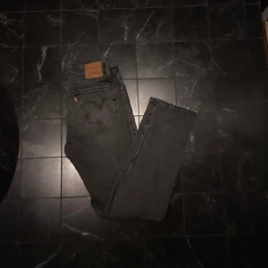 Levis 501 28x30 - Jag säljer mina nya 501or men eftersom jag inte tyckte om slim fit så mycket så säljer jag dom, kom dm för fler bilder eller frågor🫡