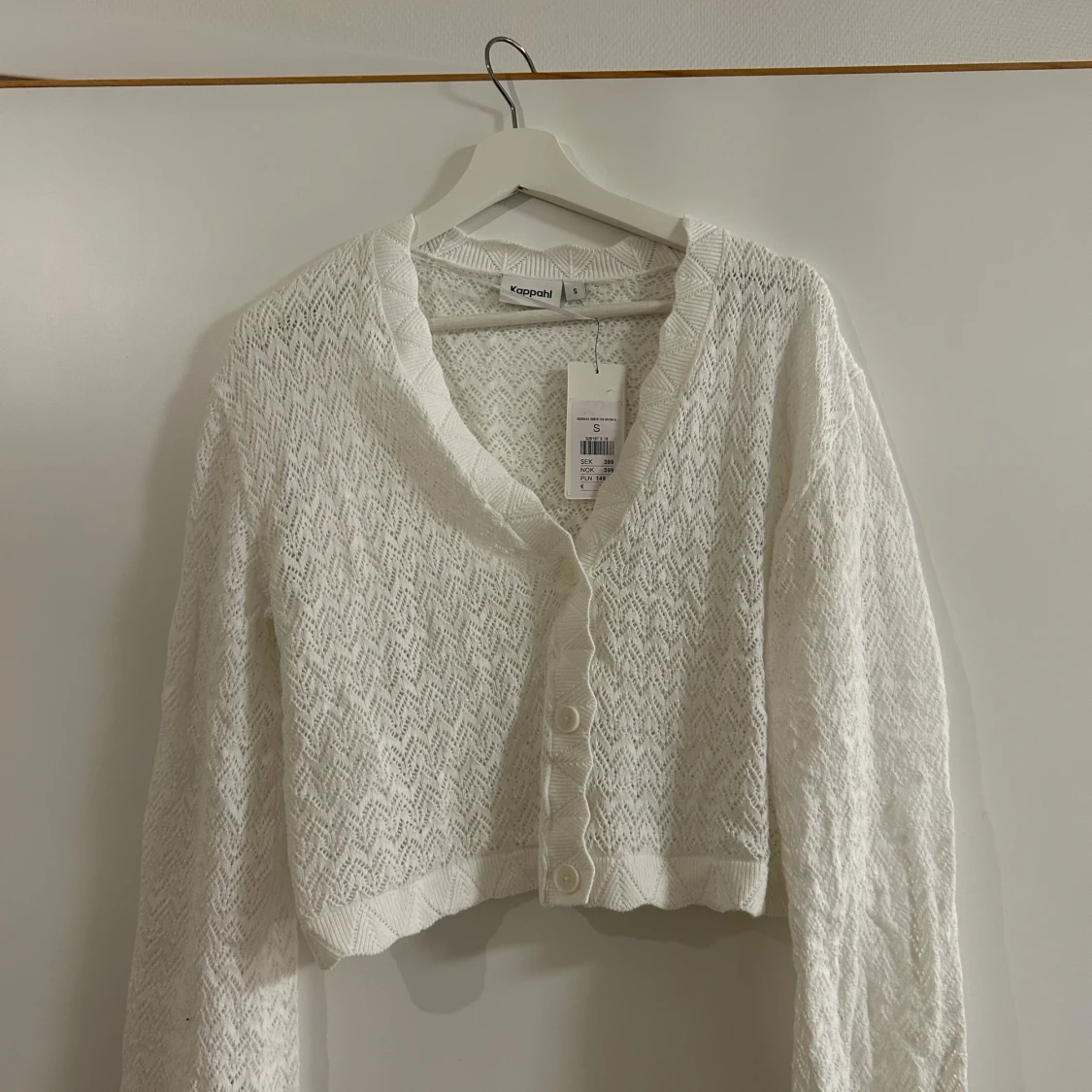 Vit stickad kofta från Kappahl