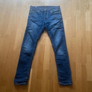 Blå jeans Slim/Glenn - Snygga blå jeans i modellen Slim/Glenn. De har en slim passform och klassisk femficksdesign med dragkedja och knapp. Perfekta för en stilren look.