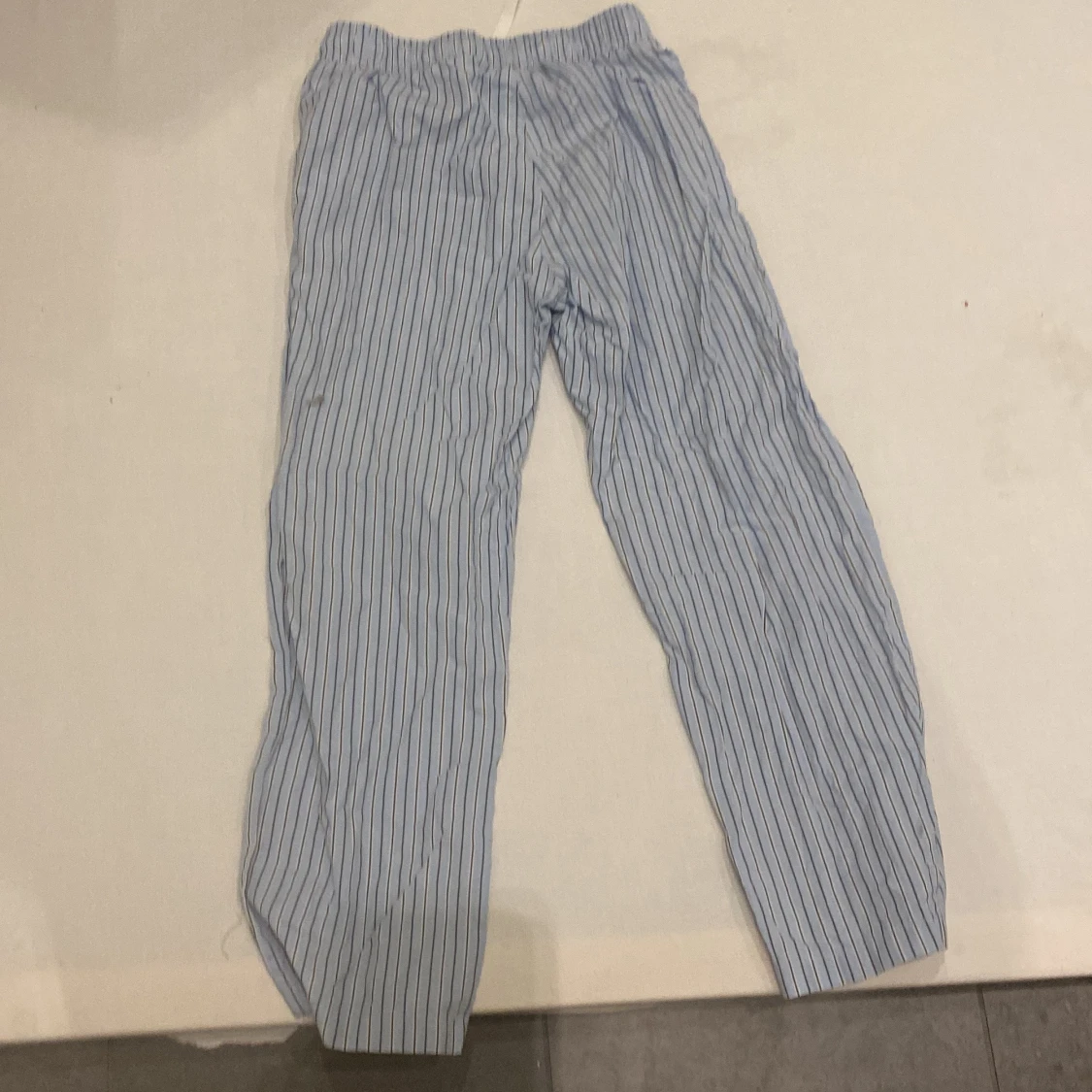 Randiga byxor från Lindex - 1