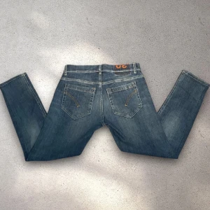 Dondup GEORGE jeans - Riktigt feta dondup jeans i modelen George. Byxorna är i nyskick, inga tecken på användning. Hör av er vid minsta fundering👏