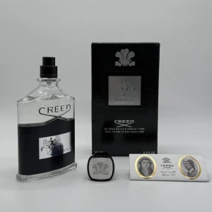 Creed Aventus Parfym 100 ml - Exklusiv Creed Aventus parfym i en elegant glasflaska med svart och silver detaljer. Flaskan rymmer 100 ml och kommer i en stilren svart kartong med silverlogotyp. Oöppnad, orginala priset är 3800kr. Priset kan diskuteras vid snabb affär.