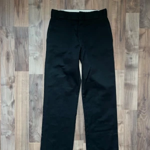 Svarta byxor från Dickies - Säljer ett par klassiska svarta Dickies 874 byxor. 