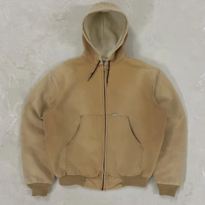 Vintage carhartt - Vintage carhartt workjacka från 80 talet i extremt bra skick. Riktigt skön fade på den som ni kanske ser. Smärtsamt att behöva säga adjö till denna goding ngl