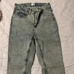 Gråa jeans med hög midja - Snygga gråa jeans med hög midja och klassisk femficksdesign. De har en dragkedja och knapp framtill. Perfekta för en avslappnad stil.