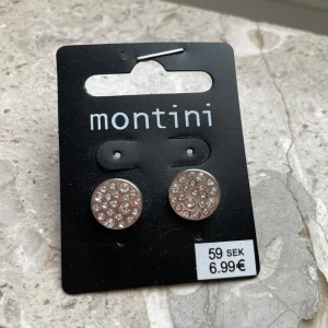 Glittriga örhängen från ur&Penn  - Snygga glittriga örhängen från ur&Penn. Perfekta för att ge lite extra bling till din outfit. De är runda och täckta med små glittrande stenar.