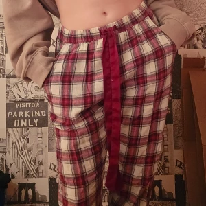 Rutiga pyjamasbyxor  - Säljer dessa jättemysiga rutiga pyjamasbyxor från Hunkemöller! Jättemysiga att ha på sig, speciellt nu till jul. Den har silkessnören vilket ger en fin touch 🥰