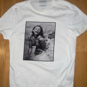 Limitato tshirt  - Snygg vit t-shirt från limitato med ett svartvitt fototryck på framsidan. Perfekt för en avslappnad stil. T-shirten har en klassisk rund hals och korta ärmar. Riktigt snygg tröja och passar till mycket använd men inga defekter som hål eller liknande.