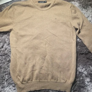 J Lindberg tröja - Helt ny J Lindberg crewneck tröja köpt ifrån tärnlud, storlek s/ xs. Kom med frågor och prisförslag 