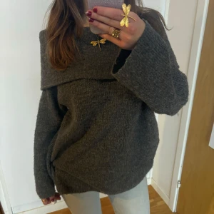 Stickad off shoulder tröja - Såå fin off shoulder stickad tröja!  jag är 168 och det är mina bilder, köp via köp nu direkt eller Swish, kvar tills markerad som såld ❤️