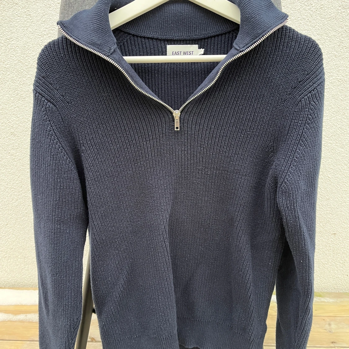 Mörkblå stickad tröja från East West