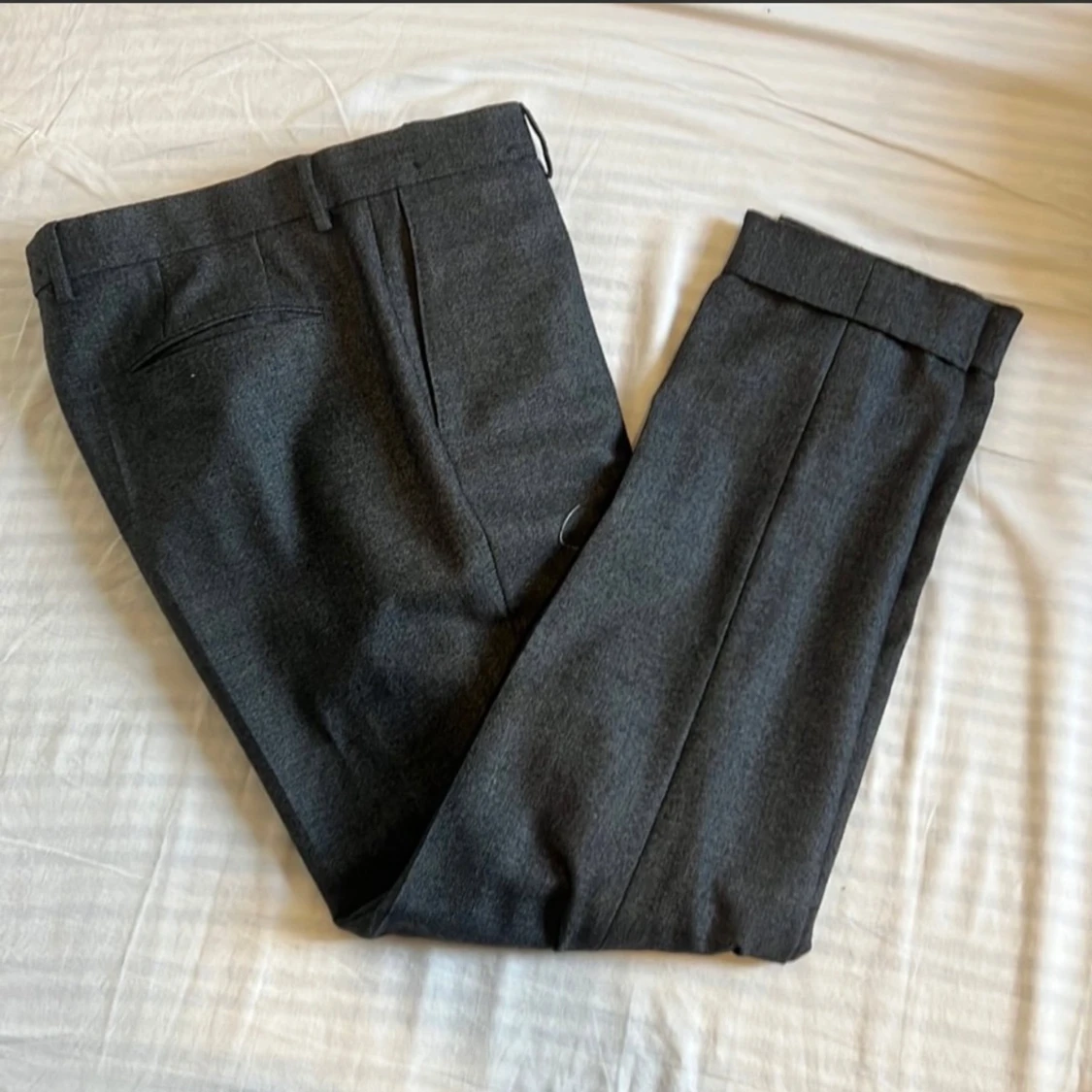 Grå kavaj och byxor från Hugo boss  - 90