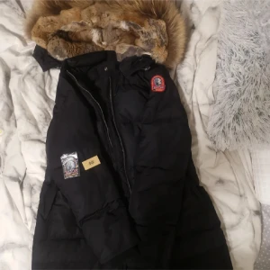Parajumpers long bear  - Para jumpers long bear i använt skick, stl S men passar även M beroende på hur man vill att den ska sitta. 