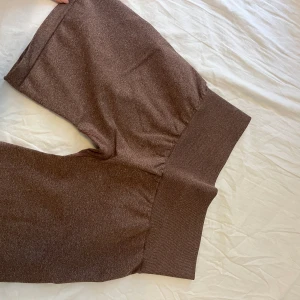 Bruna shorts från NVGTN - Snygga bruna shorts från NVGTN med hög midja och stretch. Oanvända! Storlek M men passar en S 