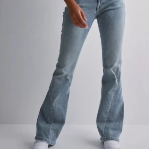 Blå true religion jeans - Populära, lågmidjade, blåa true religion jeans, modellen är Joey och i storlek W25. Dom passa mig i längden som är 169💕💕