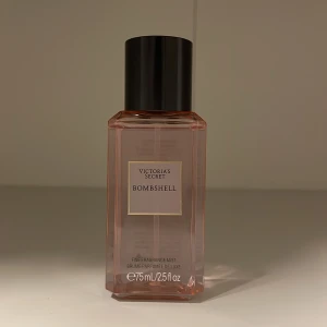 Victorias secret, bomb Shell  - Jätte fin och lyxig doft från Victorias Secret. Jag får ingen användning för då det inte är min lukt alls. Bara tagit en eller två sprut. Fine fragrance mist 🩷75ml/2,5FLoz