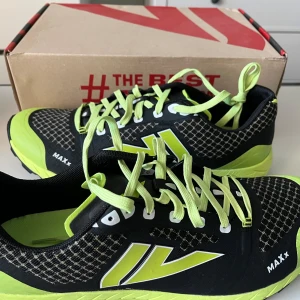 Löparskor terräng, VJ MAXx  - Säljer ett par nya/oanvända löparskor från VJ med snörning och robust sula för bästa grepp. Perfekta för terränglöpning med en stilren design och bekväm passform. Pris kan diskuteras 